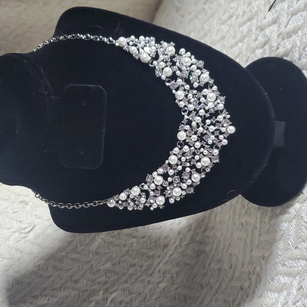 NWOT: DAZZLING INC International Concepts Silver and White Bib Necklace